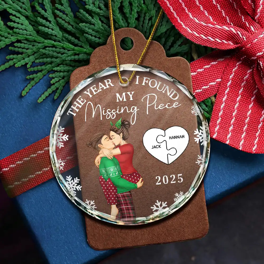 The Year I Found My Missing Piece Kissing Couples - Personalized Circle Glass Ornament
